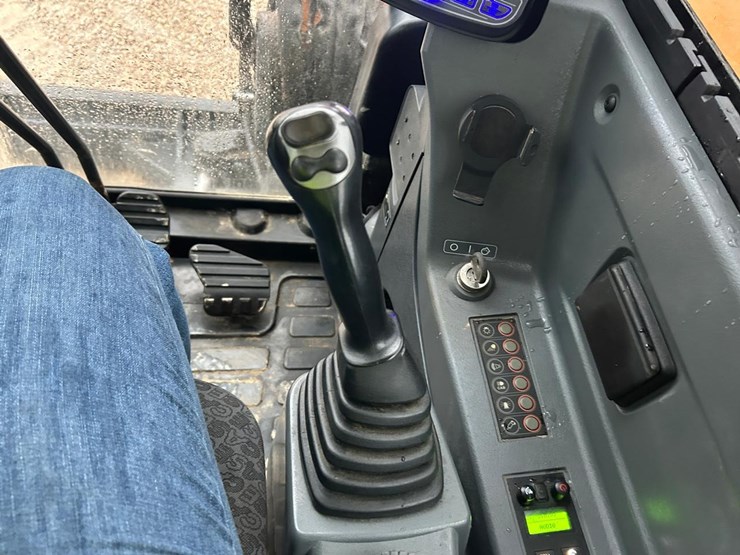 2019-case-cx60c-image-24