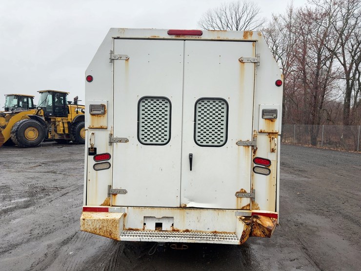 2011-ford-e350-image-4