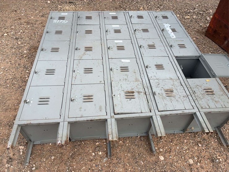 set-of-gray-metal-multi-compartment-lockers,-25-doors-image-2