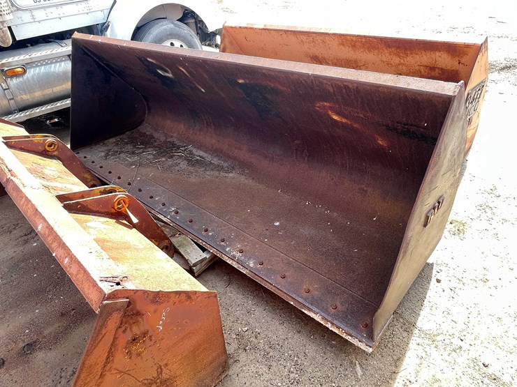 #5686-•-pin-on-bucket-image-1