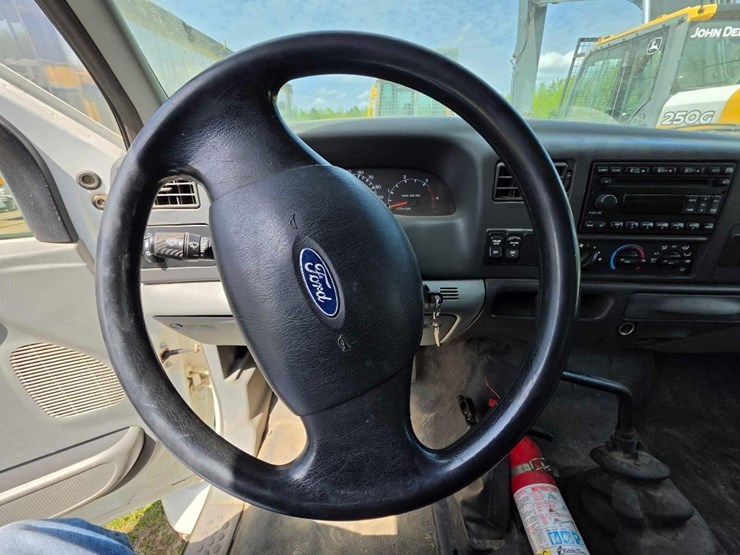 2006-ford-f650-xlt-image-15