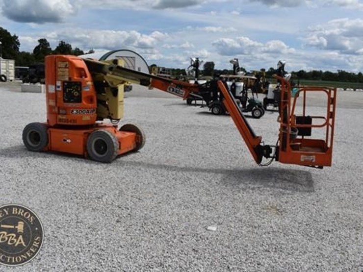 2013-jlg-e300ajp-image-15