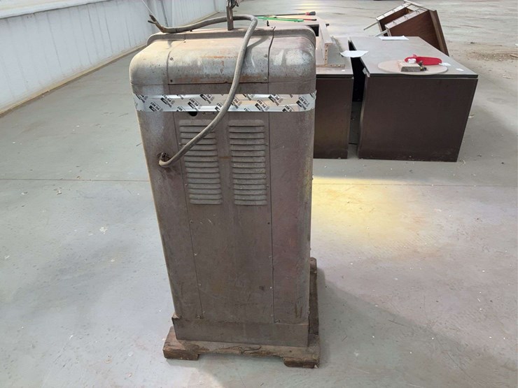 hobart-industrial-stick-welder,-heavy-duty-steel-cabinet-td416-image-2