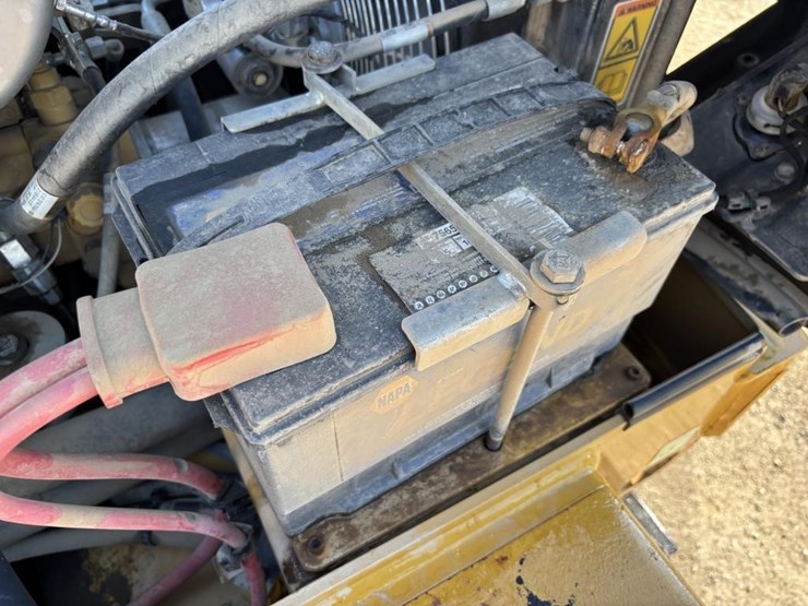 2018-caterpillar-cb24b-image-33