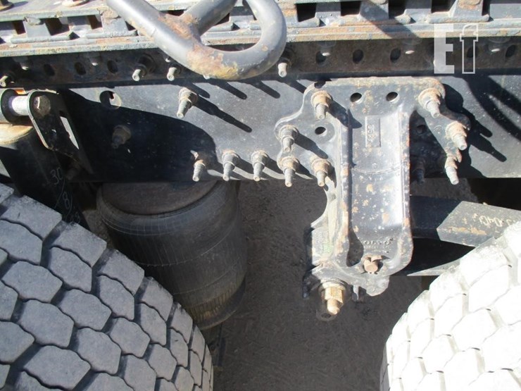 2015-volvo-10-image-22