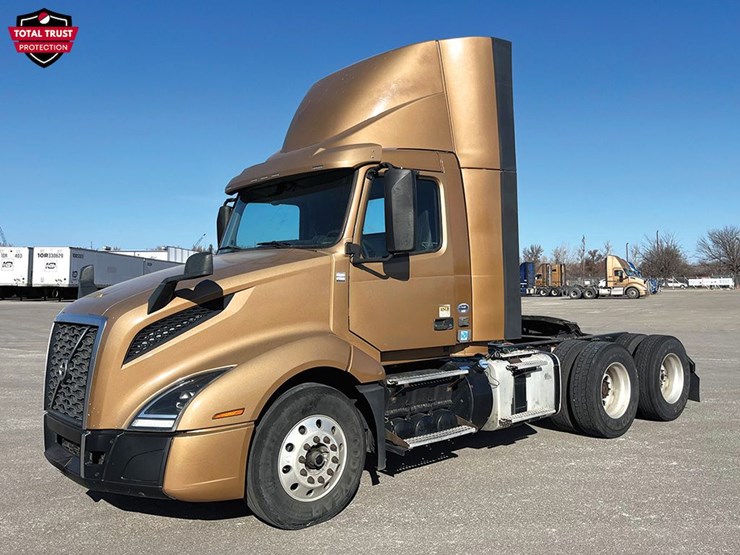2019-volvo-vnl300-image-1