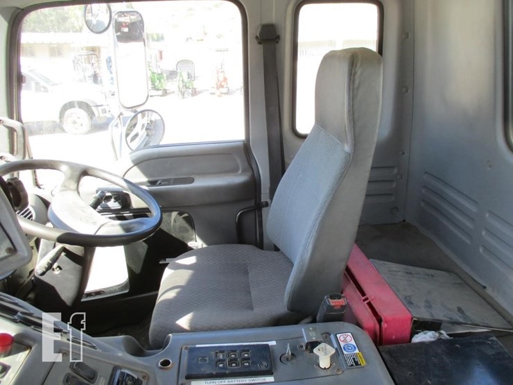 2004-gmc-t7500-image-8