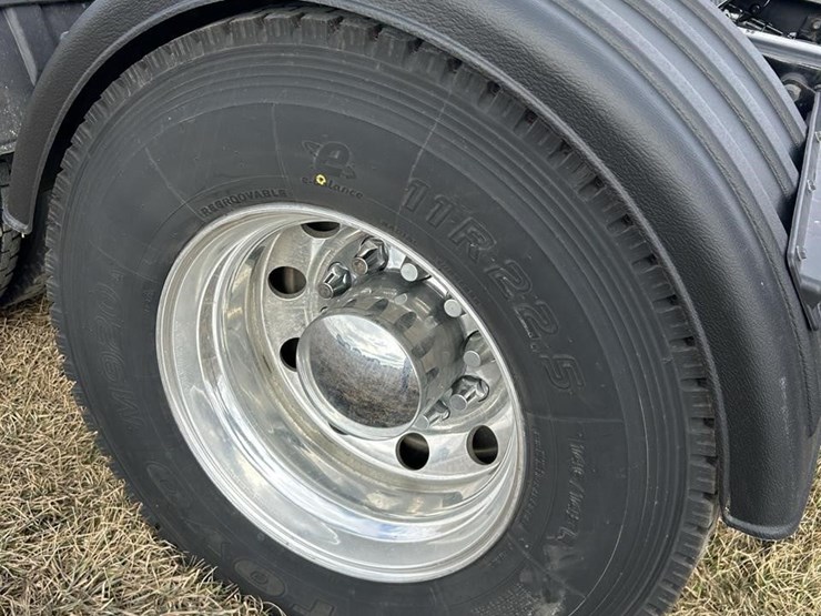 2025-kenworth-w900-image-44