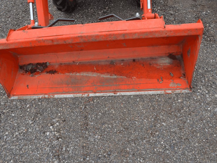 kubota-3301dt-with-la525-loader-image-4