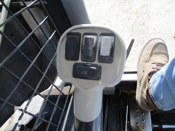 2017-new-holland-l228-image-10