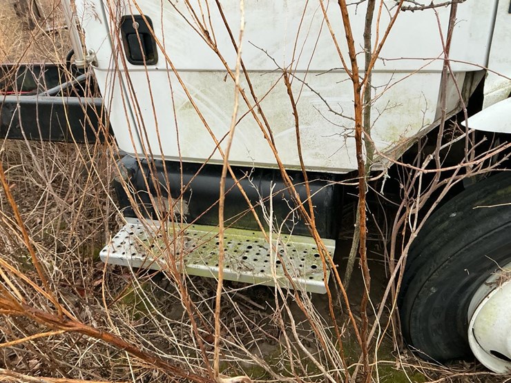 1995-freightliner-fl70-image-36