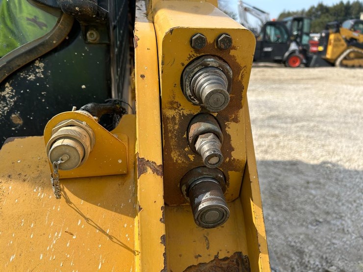 2020-caterpillar-259d3-image-11