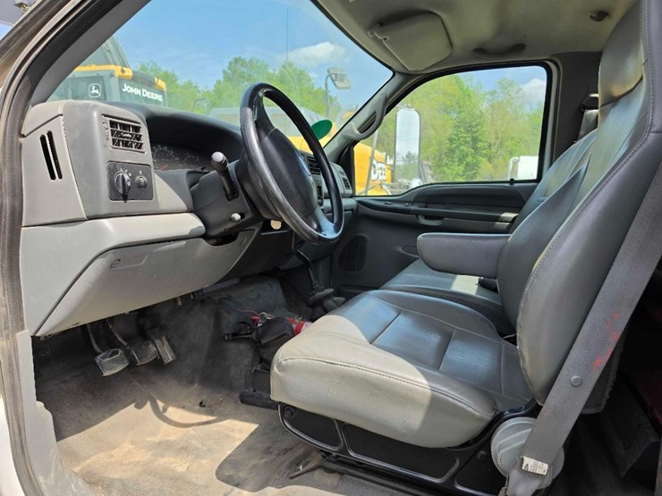 2006-ford-f650-xlt-image-13