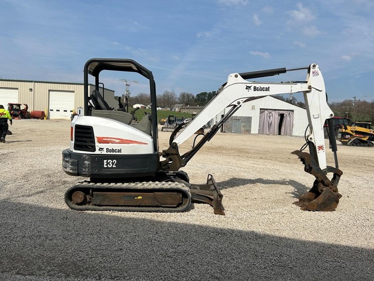 2016-bobcat-e32-image-5