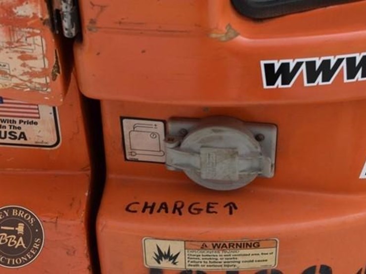 2013-jlg-e300ajp-image-21