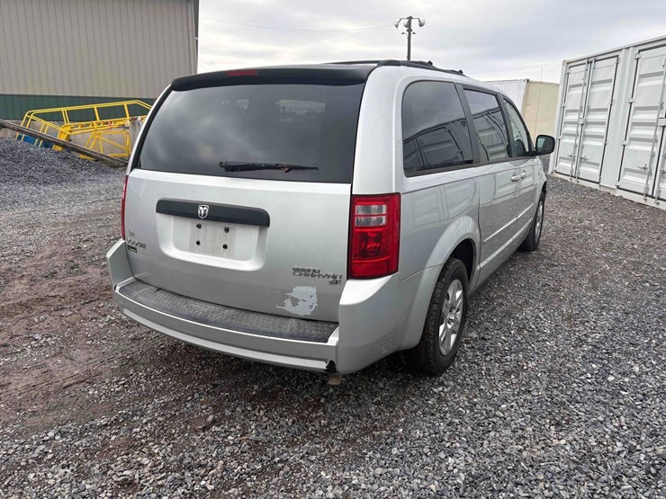 2010-dodge-caravan-image-3