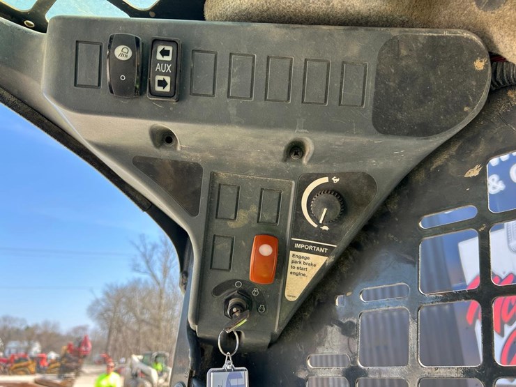 2019-deere-317g-image-23