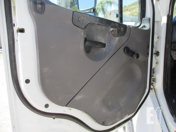 2014-freightliner-business-class-m2-106-image-13