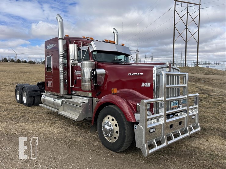 2025-kenworth-w900-image-4