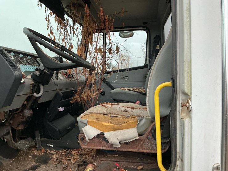 1995-freightliner-fl70-image-19