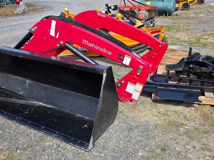 new-mahindra-7095clgc-euro-loader-image-3