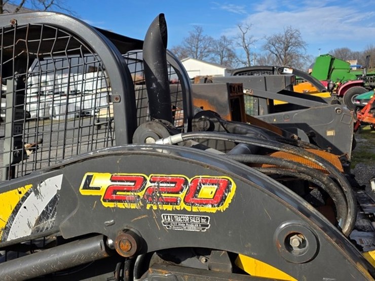 new-holland-l220-image-22