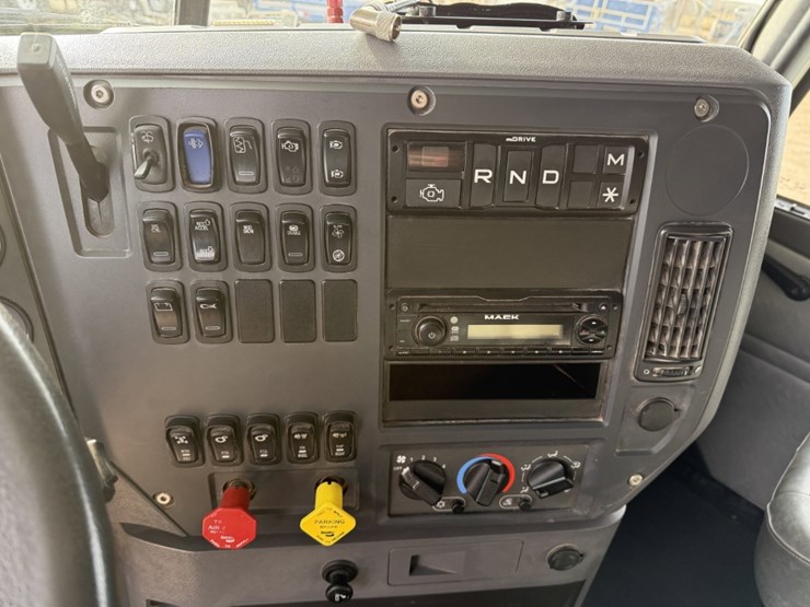 2015-mack-pinnacle-chu613-image-15
