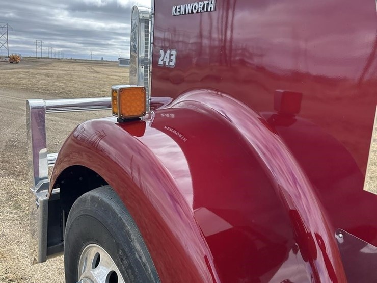 2025-kenworth-w900-image-11