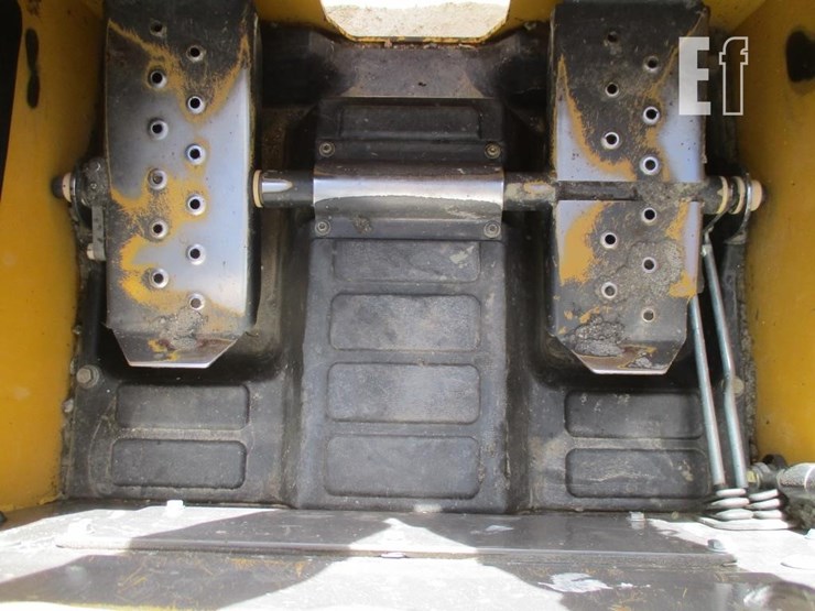 2017-new-holland-l228-image-11