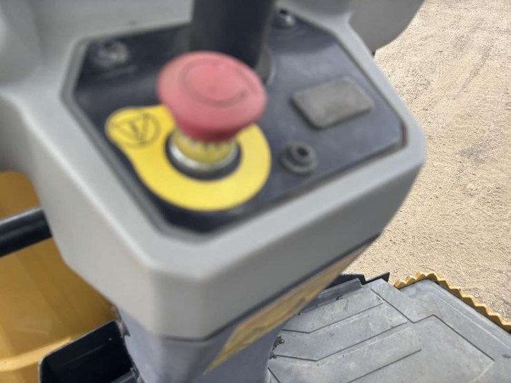 2002-caterpillar-cb24b-image-21