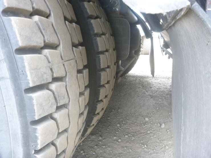 2016-freightliner-m2-106-image-18