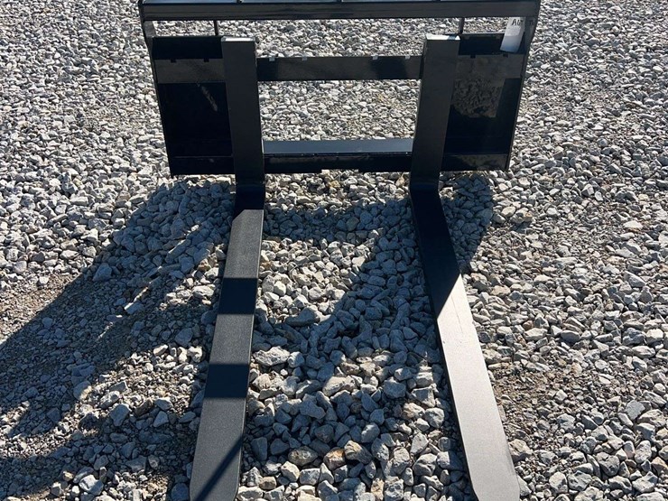 agt-skid-steer-pallet-forks-image-1