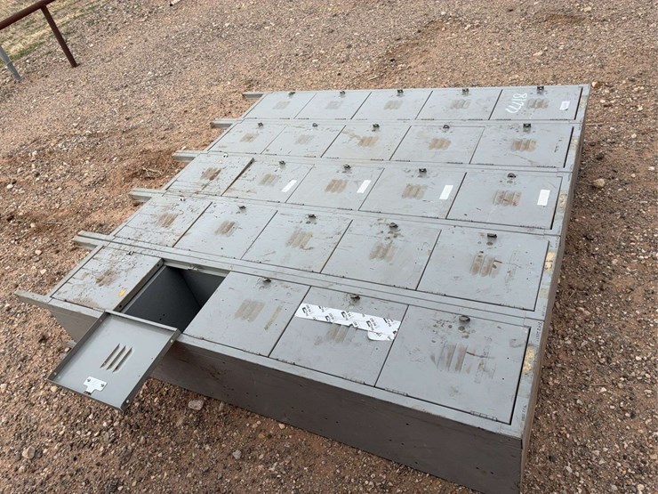 set-of-gray-metal-multi-compartment-lockers,-25-doors-image-5