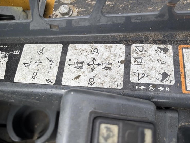 2022-deere-325g-image-24