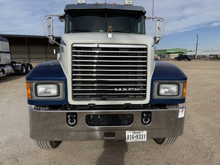 2015-mack-pinnacle-chu613-image-2