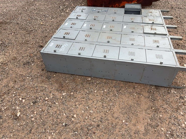 set-of-gray-metal-multi-compartment-lockers,-25-doors-image-3