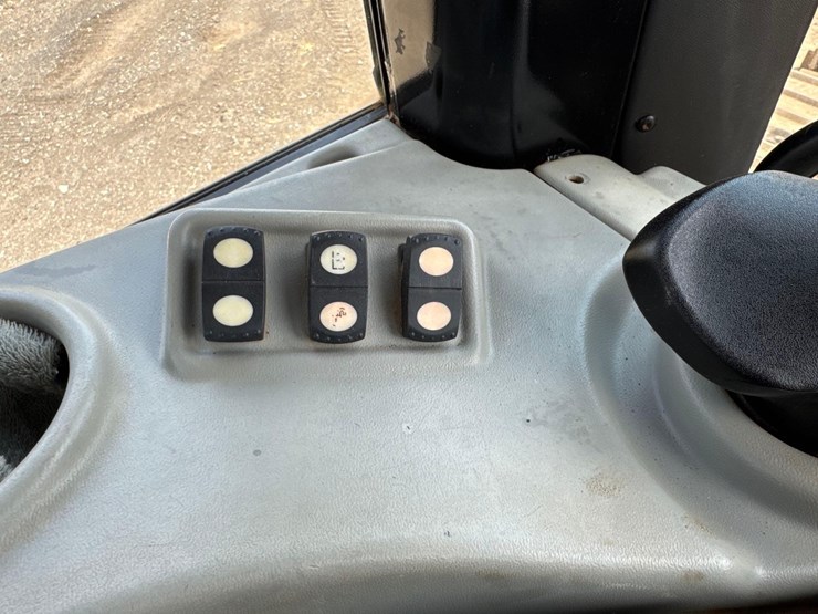 2015-caterpillar-d6n-lgp-image-21