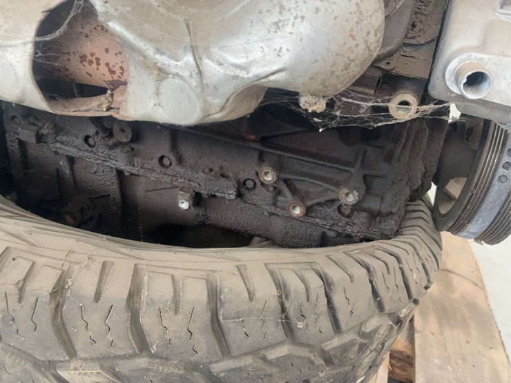 chevrolet-4.8-liter-v8-engine-block-with-intake-and-accessories-image-8