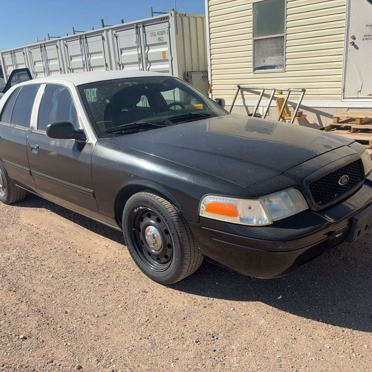 2011 Ford Crown Victoria LX Police / Sedan 4D