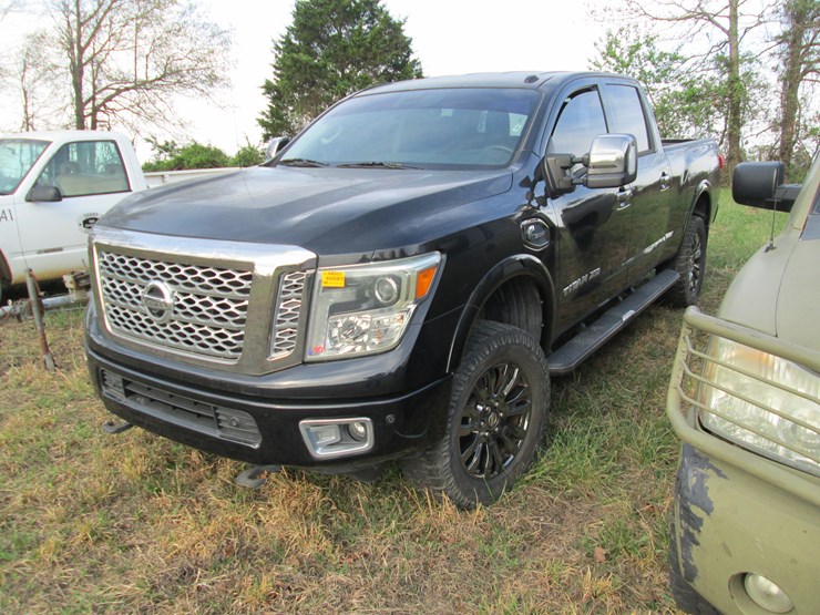 2016-nissan-titan-image-1