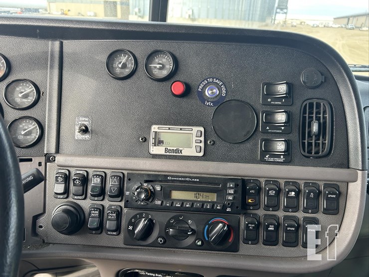 2014-peterbilt-384-image-18