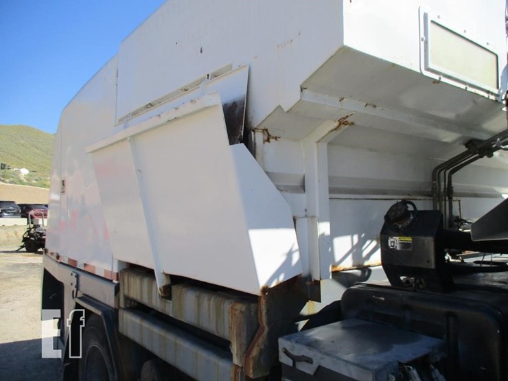 2004-gmc-t7500-image-18