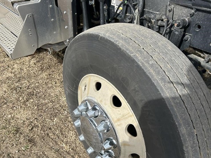 2025-kenworth-w900-image-26