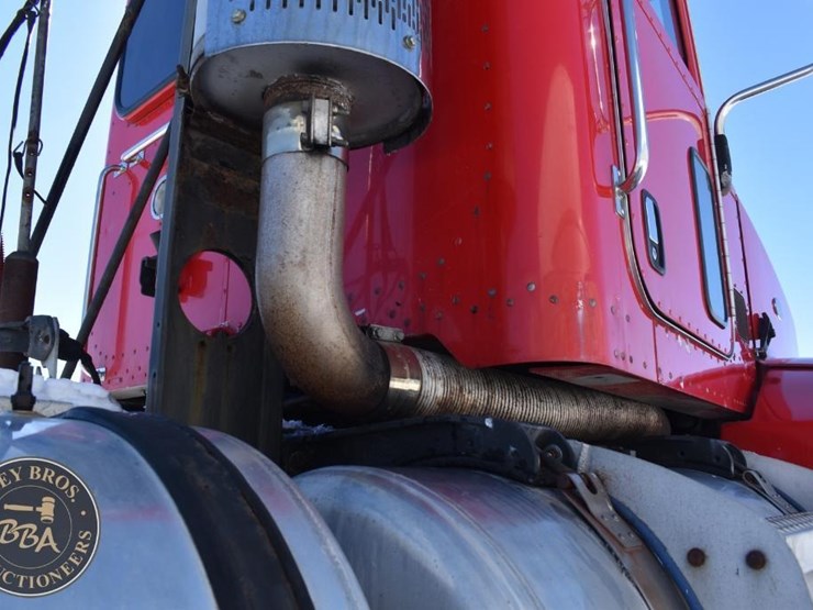 2005-peterbilt-385-image-19