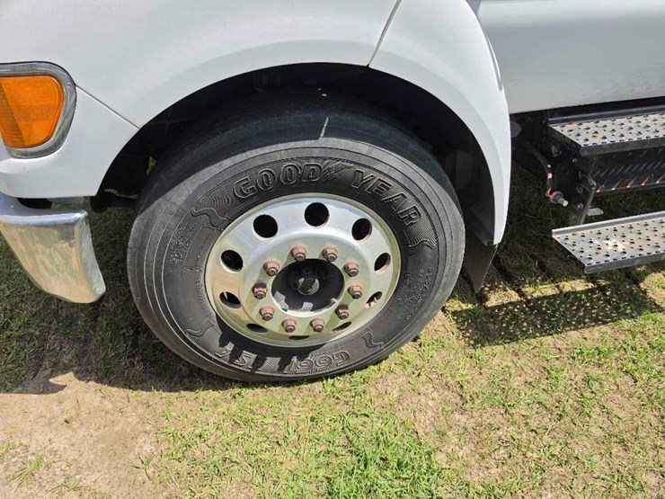 2006-ford-f650-xlt-image-11