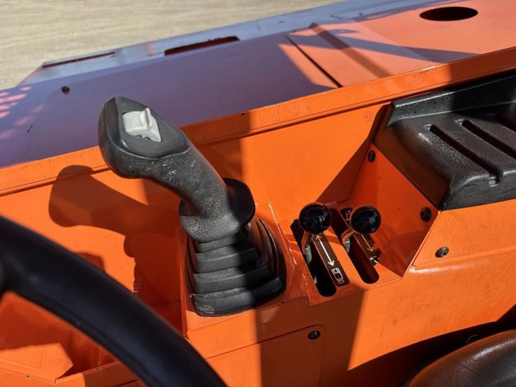 2016-jlg-8042-image-33