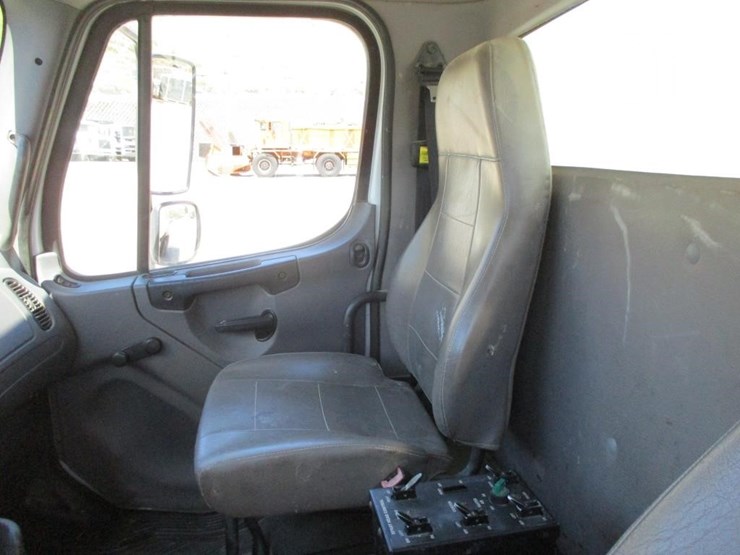 2014-freightliner-business-class-m2-106-image-8