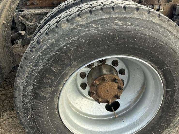 2014-peterbilt-384-image-9