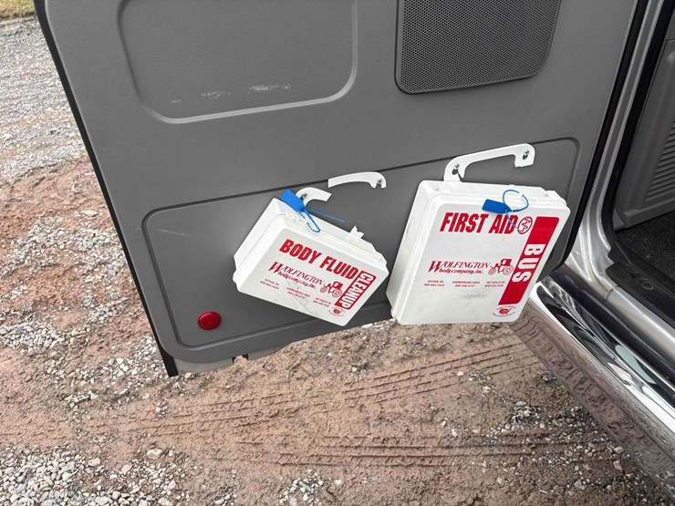 2011-ford-e350-image-12