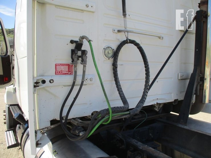 2015-volvo-10-image-20